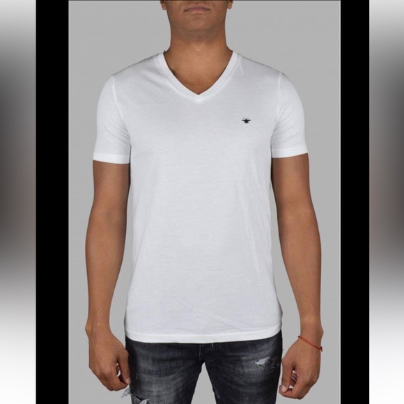 Christian Dior 🐝
T-SHIRT WITH BEE EMBROIDERY - Picture 14 of 15